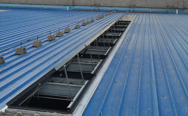 某城市大型商业综合体中庭神木排烟窗工程