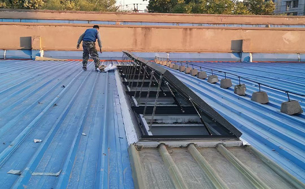 某区域性物流仓储中心神木排烟窗系统安装项目